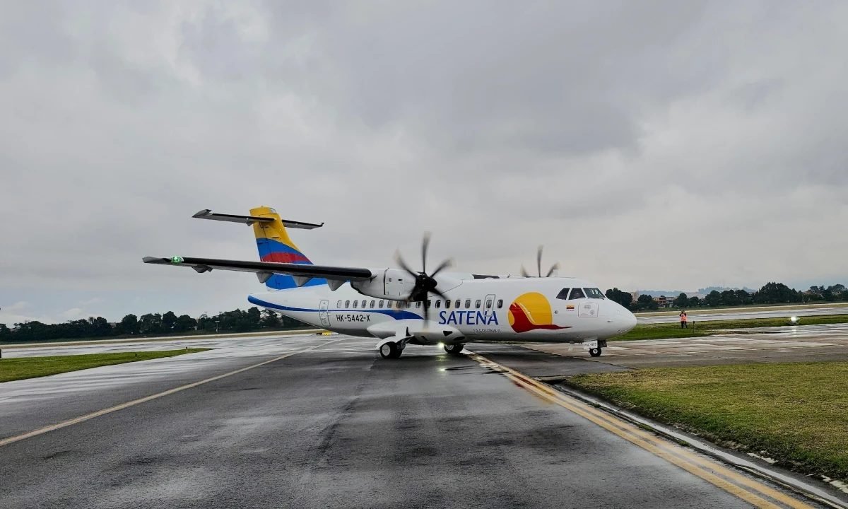 Avión de Satena en pista, la aerolínea que conecta Bahía Solano con el interior