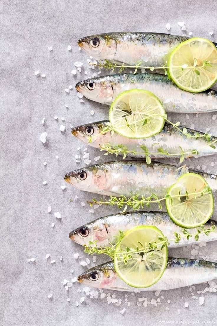 Pescado entero listo para cocinar, con limón, tomillo y sal gruesa