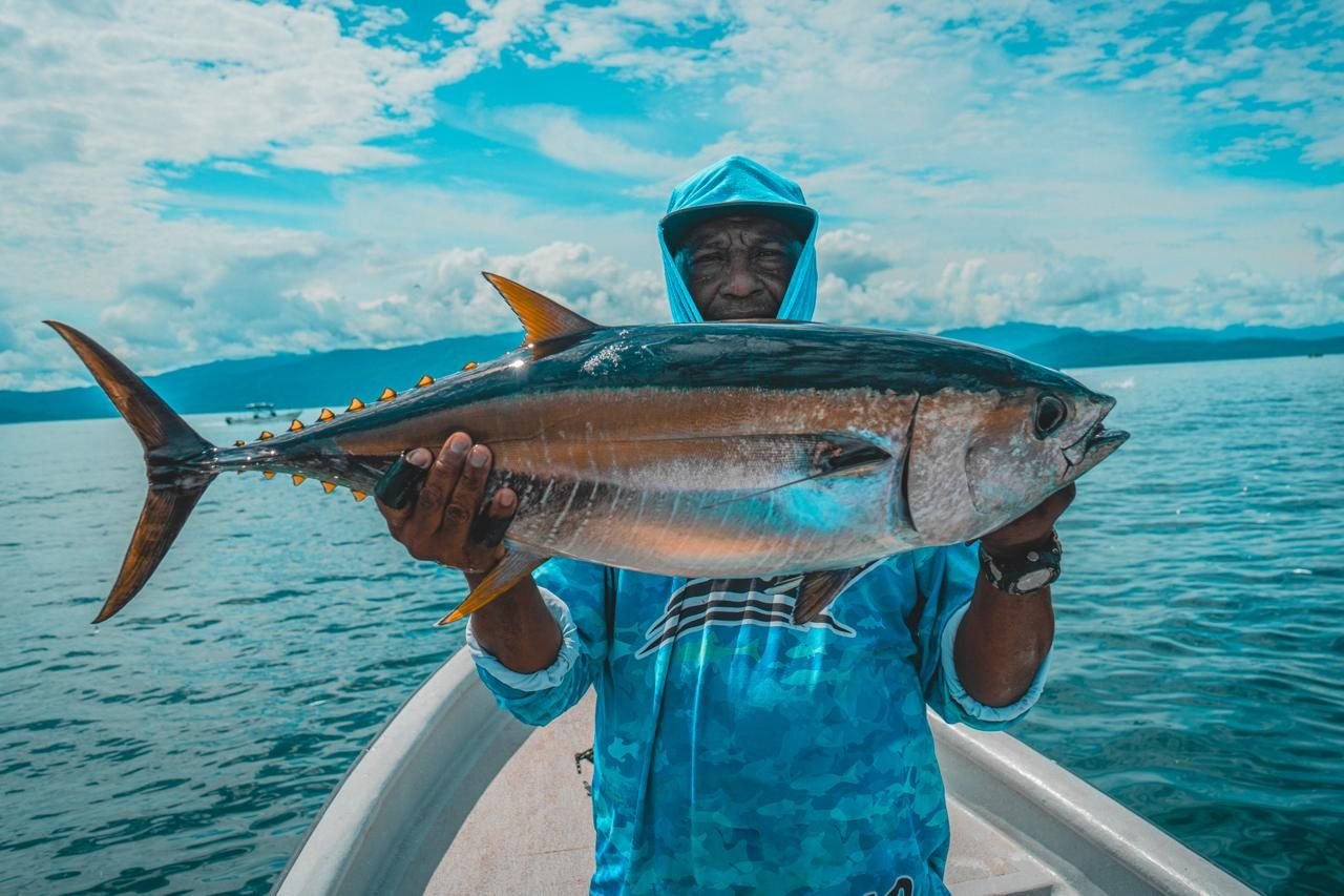 Pescador de Bahía Solano sosteniendo un atún aleta amarilla recién capturado